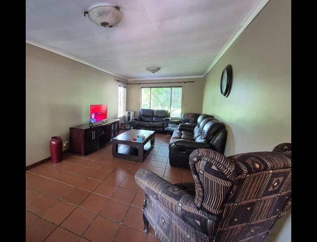 4 BEDROOM HOUSE FOR SALE IN ROOIHUISKRAAL